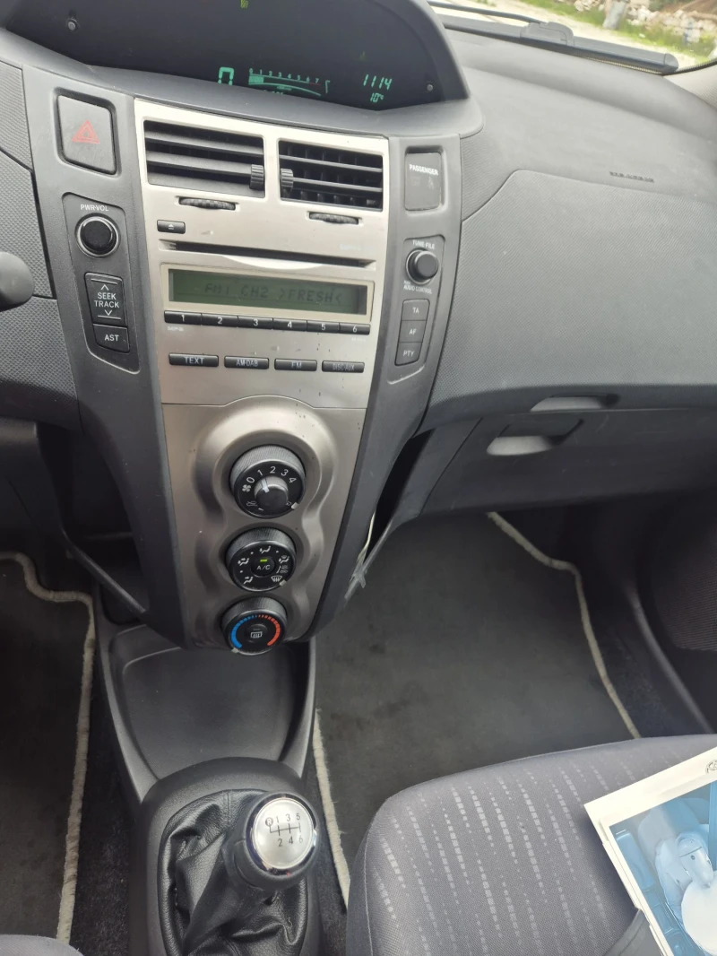 Toyota Yaris 1.3 vvt-i, снимка 13 - Автомобили и джипове - 52205236