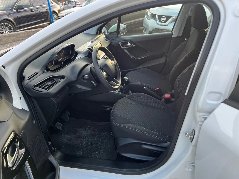 Peugeot 208 1.6hdi EURO 6, снимка 11 - Автомобили и джипове - 38561010