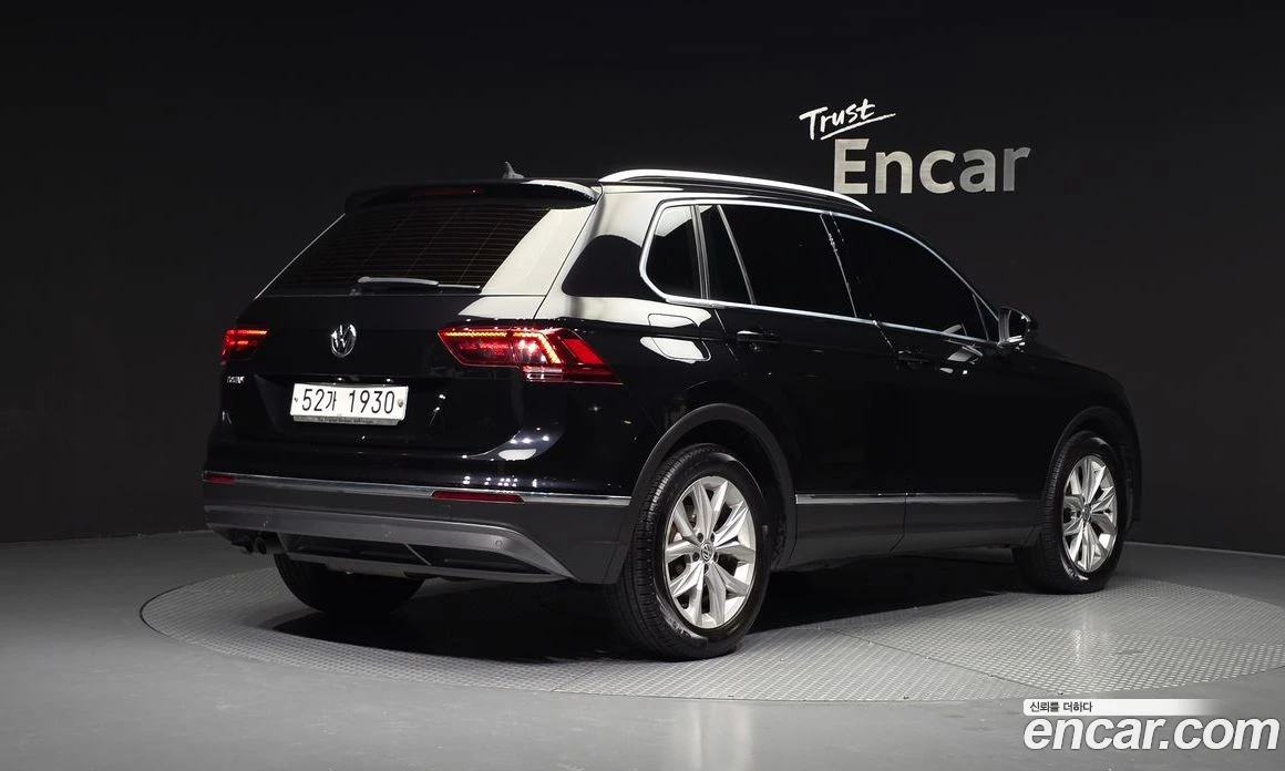 VW Tiguan 2.0 TDI Premium, снимка 2 - Автомобили и джипове - 56122270
