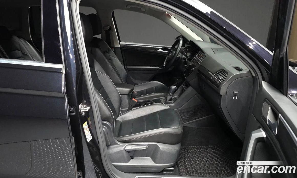 VW Tiguan 2.0 TDI Premium, снимка 17 - Автомобили и джипове - 56122270
