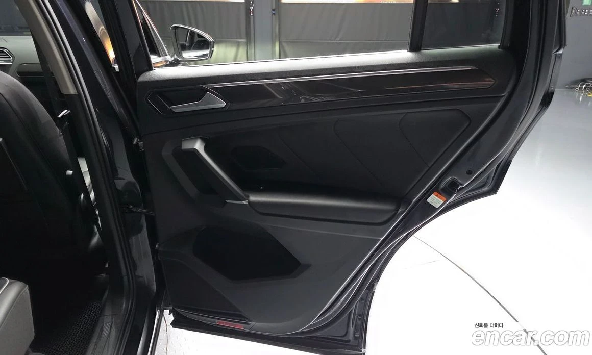 VW Tiguan 2.0 TDI Premium, снимка 15 - Автомобили и джипове - 56122270