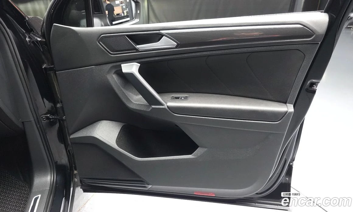 VW Tiguan 2.0 TDI Premium, снимка 14 - Автомобили и джипове - 56122270