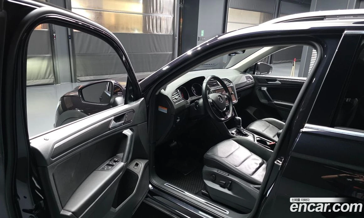 VW Tiguan 2.0 TDI Premium, снимка 13 - Автомобили и джипове - 56122270