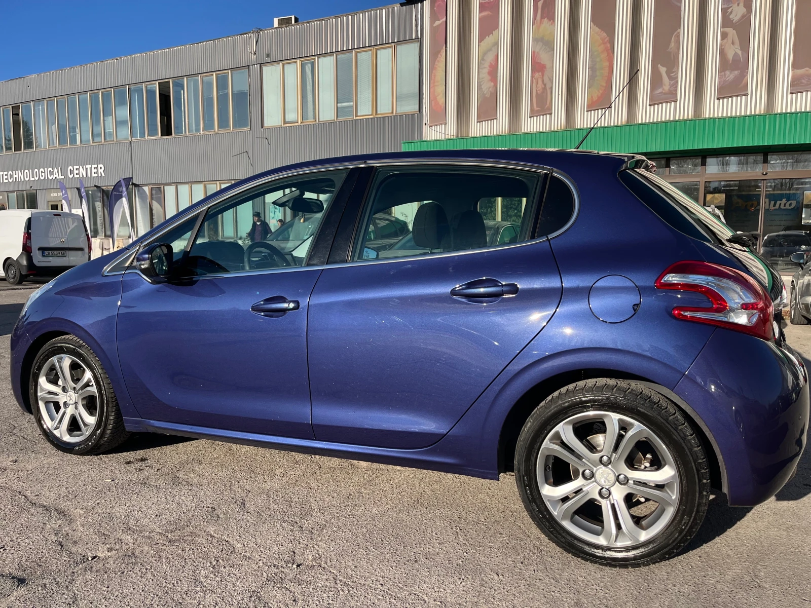 Peugeot 208 1.6 e-HDI ALLURE - изображение 7