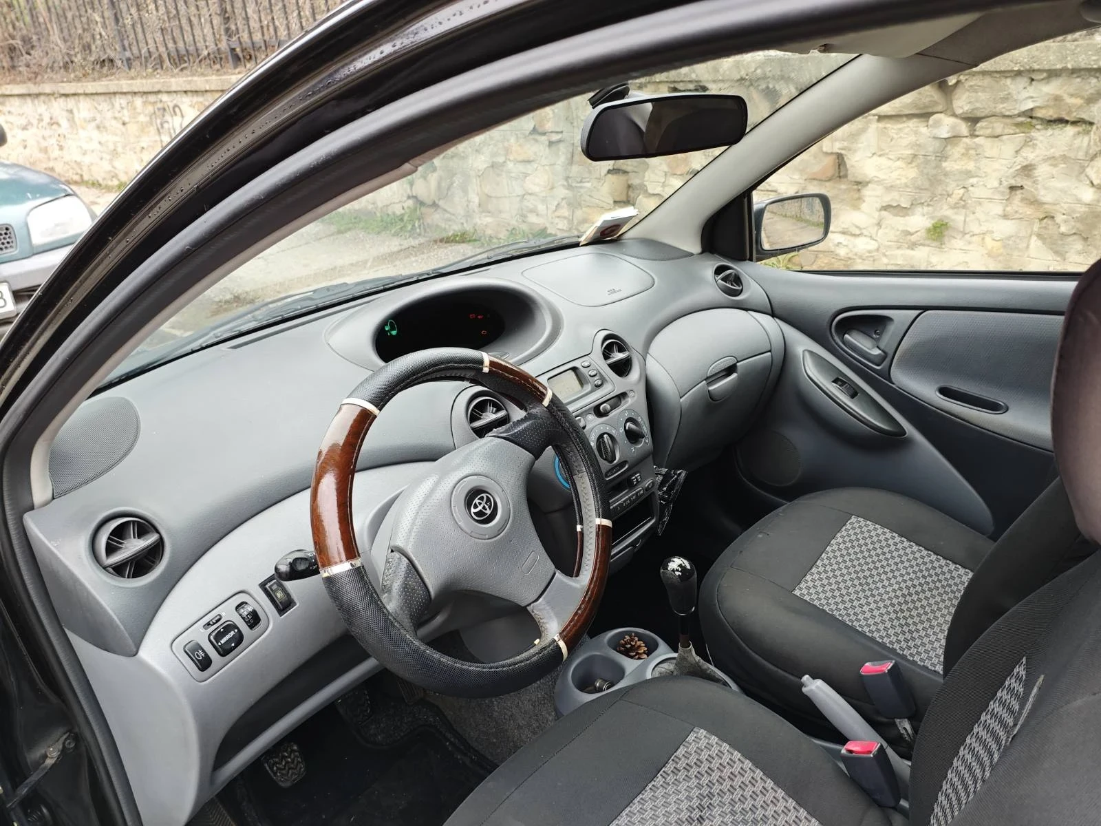 Toyota Yaris 1.3 - изображение 7