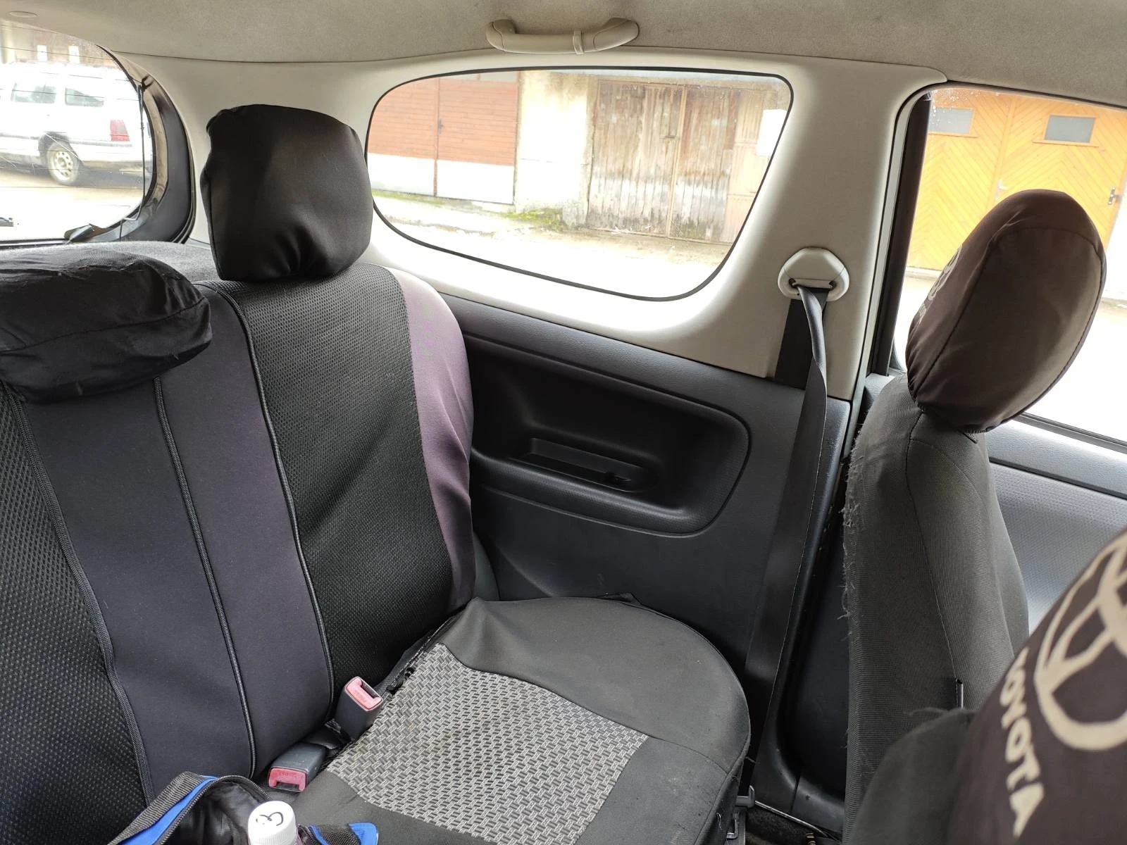 Toyota Yaris 1.3 - изображение 6