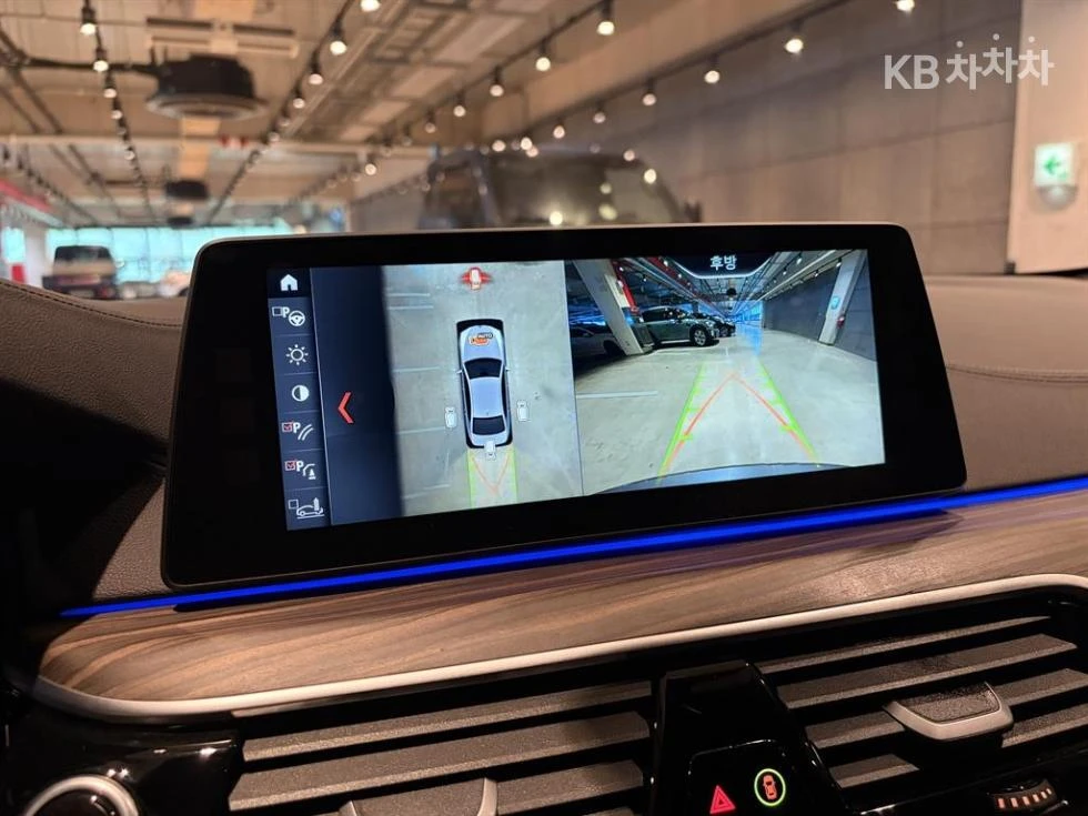 BMW 530 M-pack\360 камери\Амбиетно осветление, снимка 15 - Автомобили и джипове - 56350172