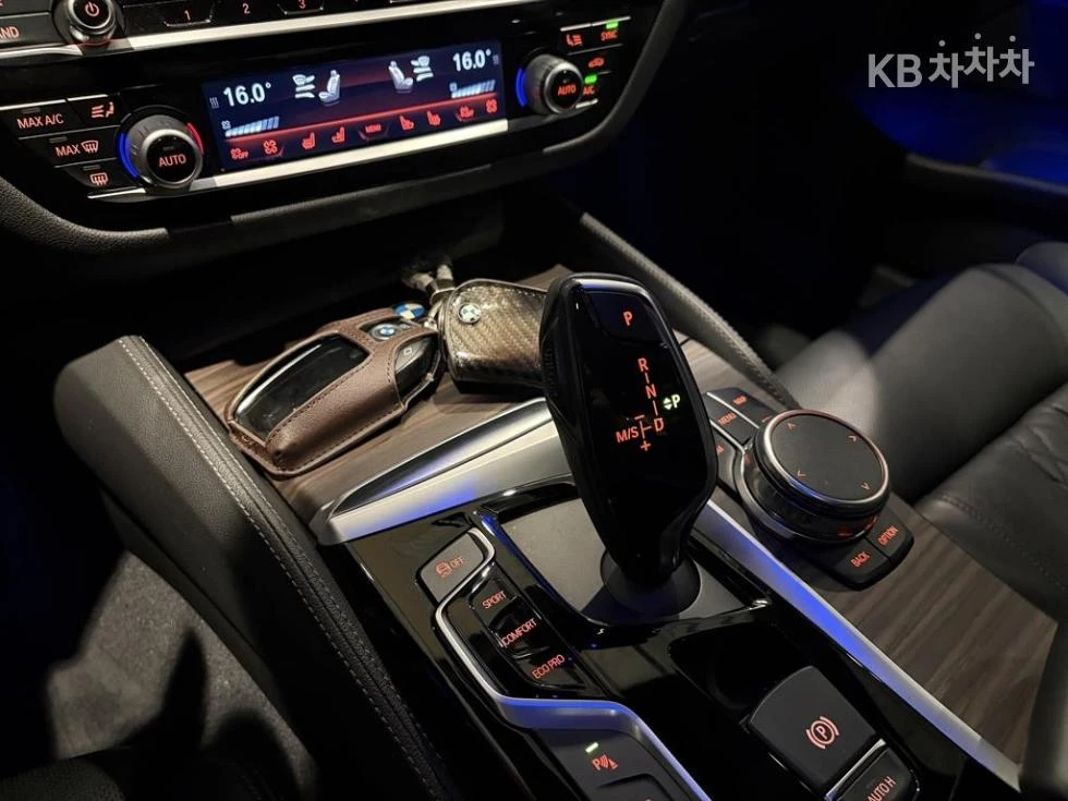 BMW 530 M-pack\360 камери\Амбиетно осветление, снимка 16 - Автомобили и джипове - 56350172