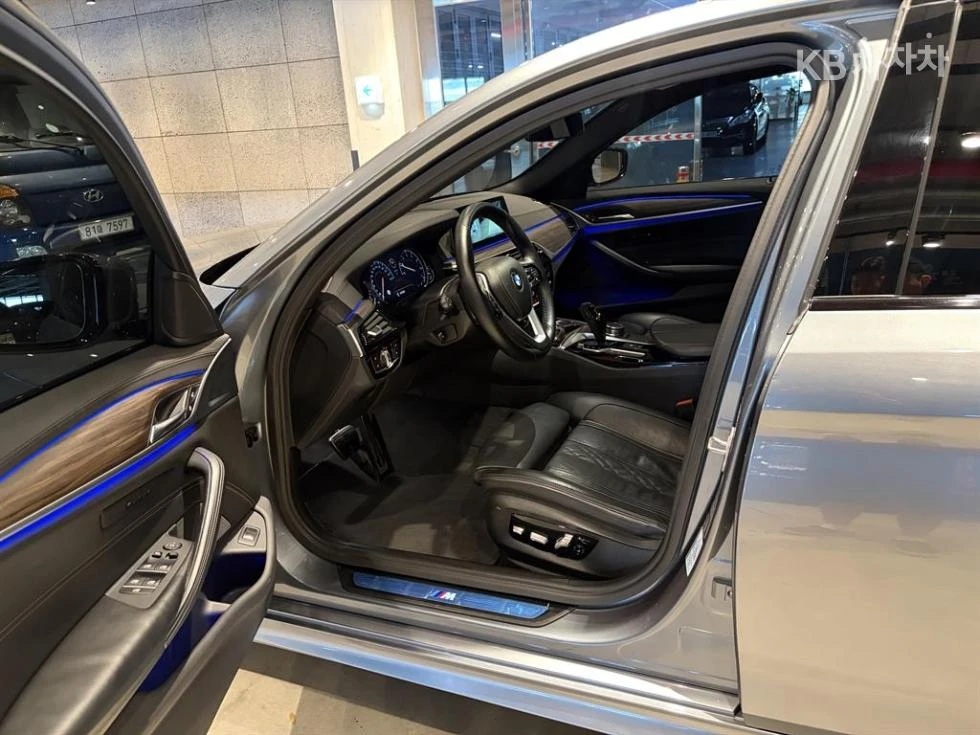 BMW 530 M-pack\360 камери\Амбиетно осветление, снимка 9 - Автомобили и джипове - 56350172