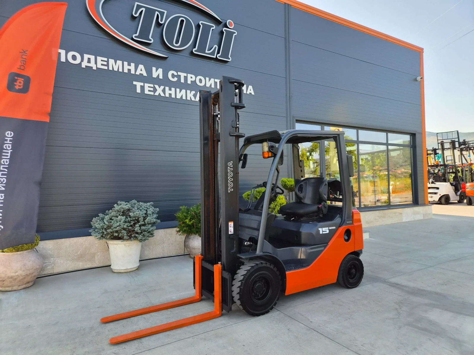 Мотокар Toyota Вдига на 4.5 м. / АВТОМАТ / газ+ бензин / КАТО НОВ