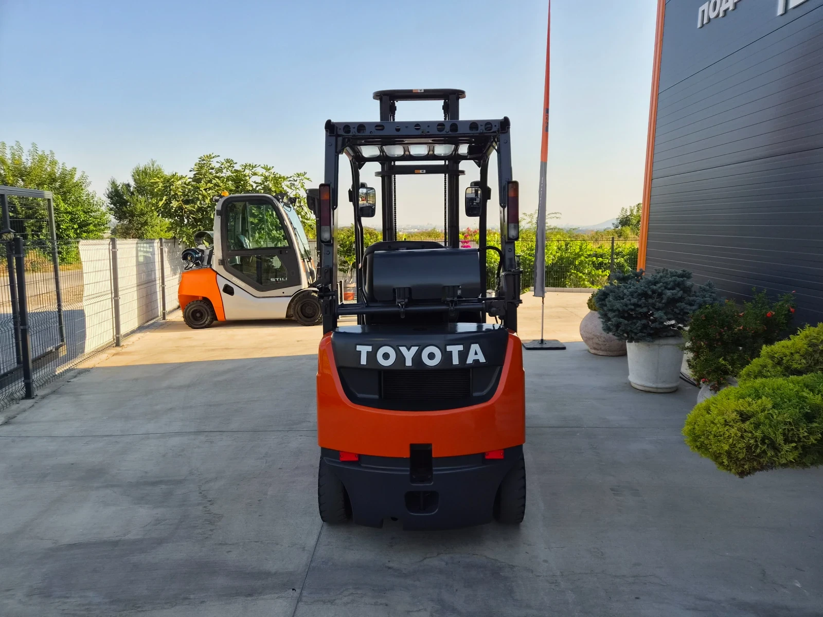 Мотокар Toyota Вдига на 4.5 м. / АВТОМАТ / газ+ бензин / КАТО НОВ, снимка 4 - Индустриална техника - 54337676