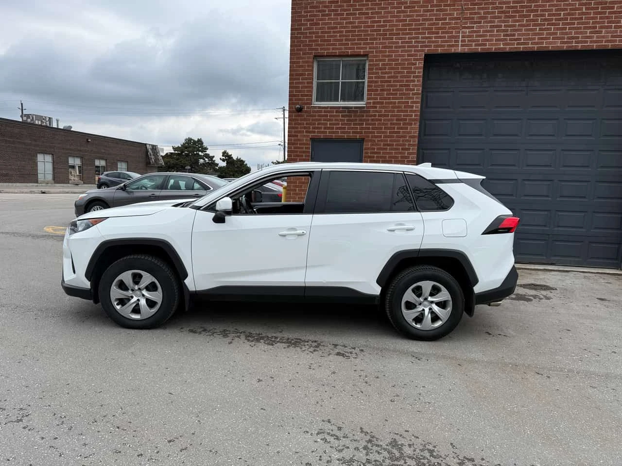 Toyota Rav4 * LE * CARFAX * АВТОКРЕДИТ БЕЗ ПЪРВОНАЧАЛНА ВНОСКА, снимка 2 - Автомобили и джипове - 54632846