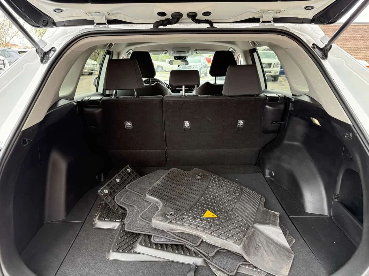 Toyota Rav4 * LE * CARFAX * АВТОКРЕДИТ БЕЗ ПЪРВОНАЧАЛНА ВНОСКА, снимка 4 - Автомобили и джипове - 54632846