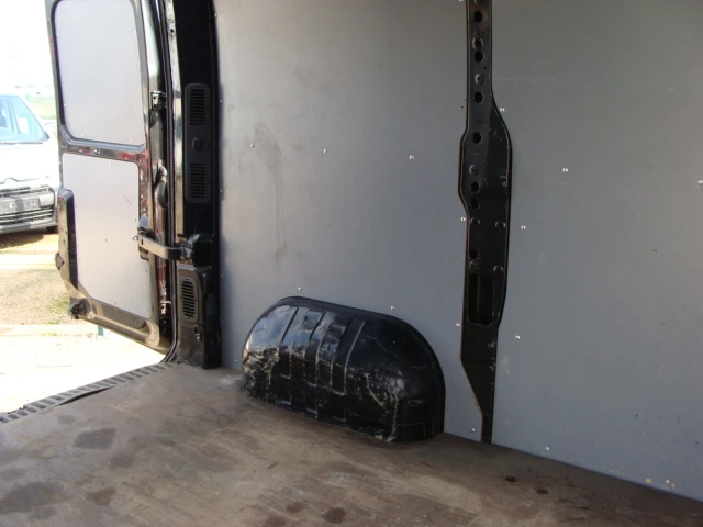 Nissan NV400 2.3 - изображение 9