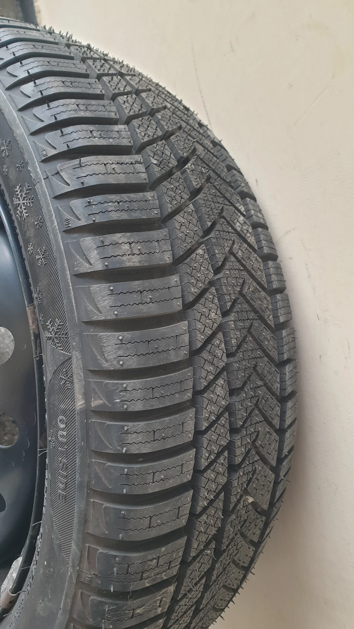Гуми с джанти Други 185/55R15, снимка 2 - Гуми и джанти - 54235175