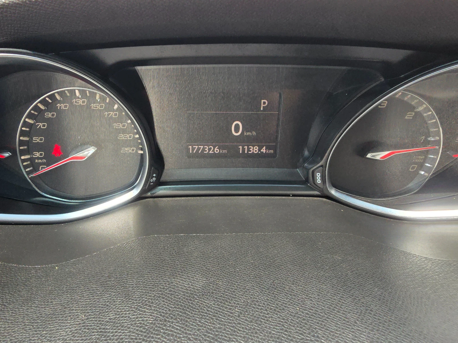 Peugeot 308 2.0 Blue HDI * ALLURE * PANORAMA , снимка 11 - Автомобили и джипове - 54973526