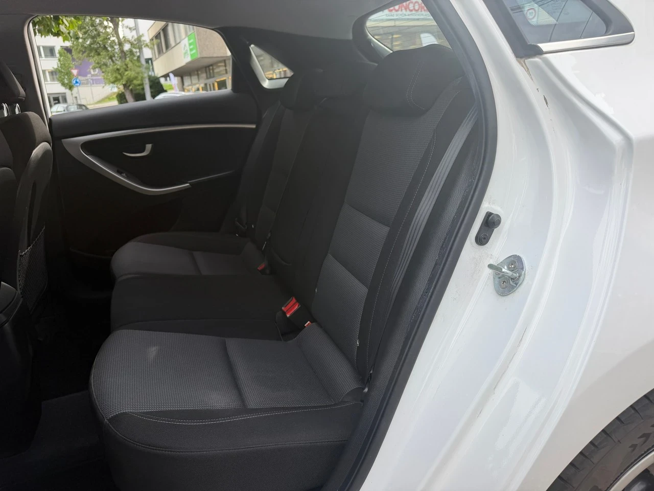 Hyundai I30 1.6CRDi Swiss Aut., снимка 8 - Автомобили и джипове - 56163927