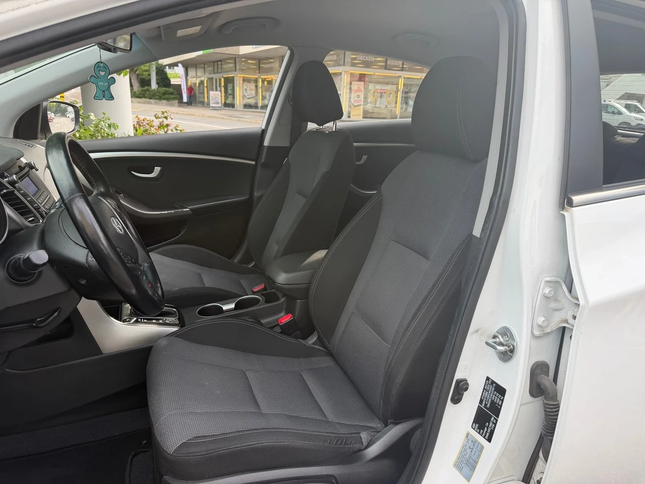 Hyundai I30 1.6CRDi Swiss Aut., снимка 7 - Автомобили и джипове - 56163927
