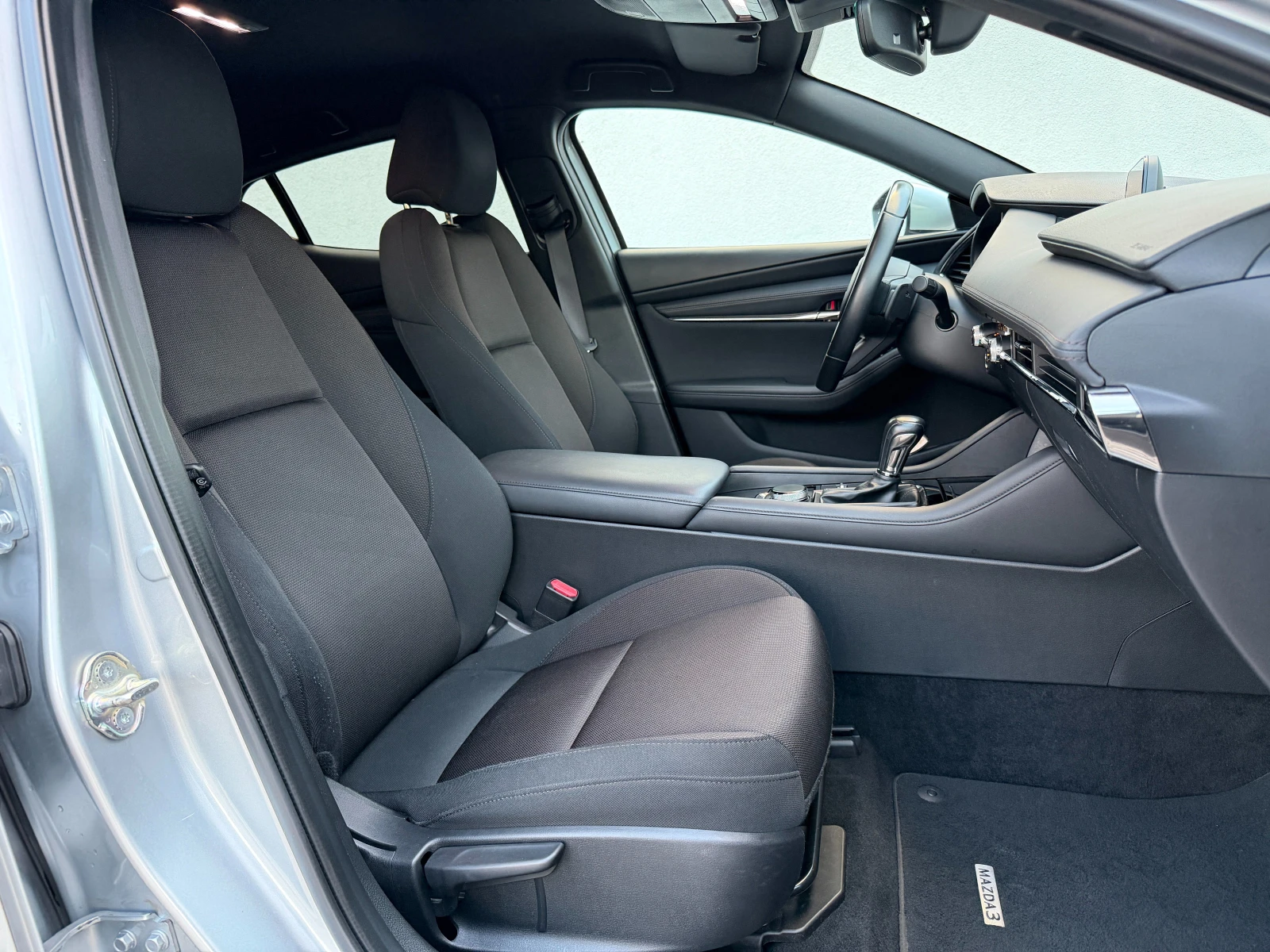 Mazda 3 2.0i M-Hybrid, снимка 12 - Автомобили и джипове - 56416035