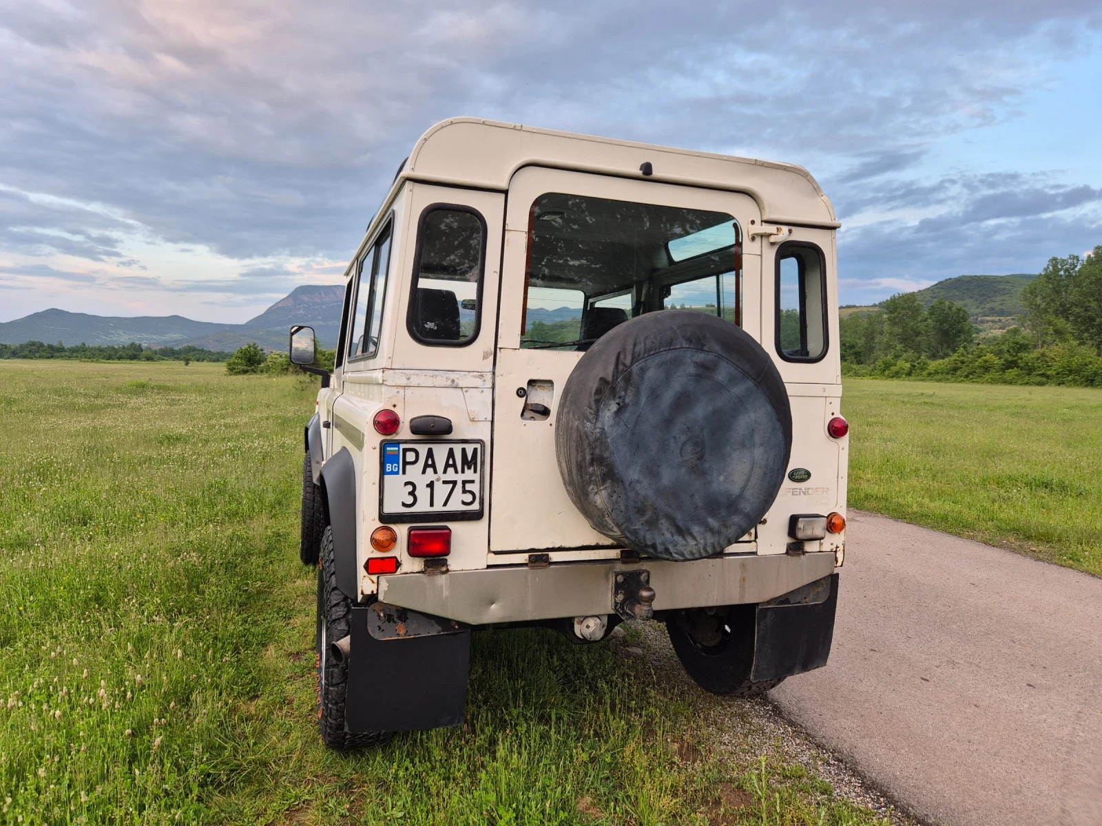 Land Rover Defender 2.5 TDi, снимка 4 - Автомобили и джипове - 54656327
