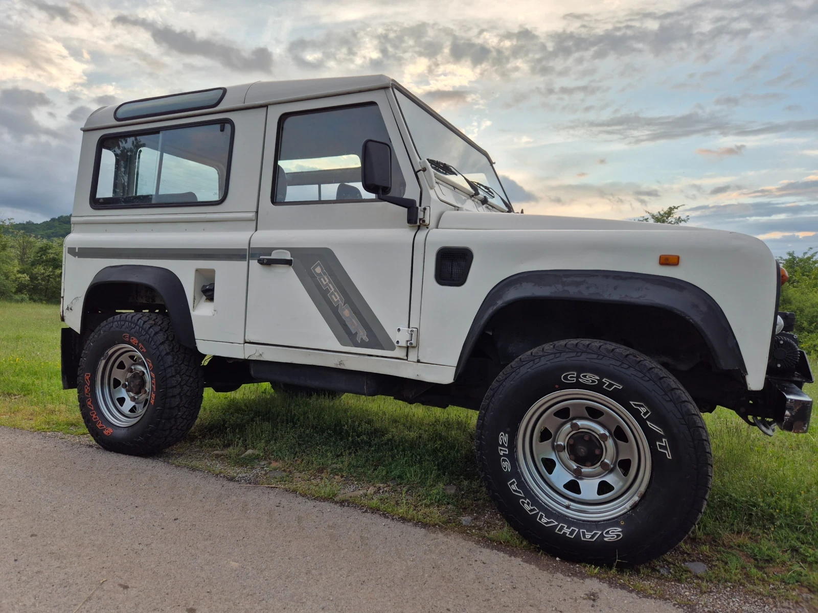 Land Rover Defender 2.5 TDi, снимка 2 - Автомобили и джипове - 54656327