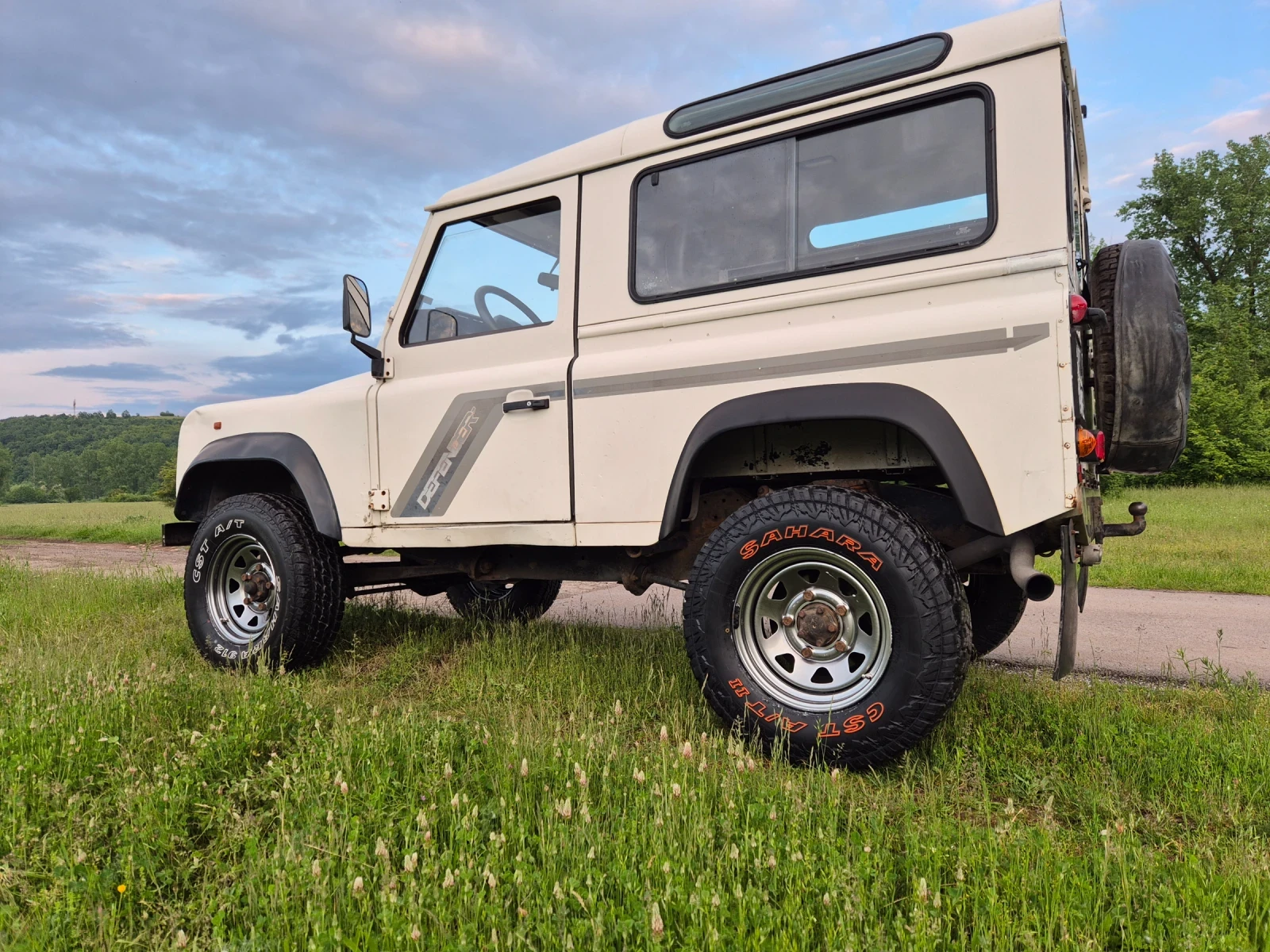 Land Rover Defender 2.5 TDi, снимка 3 - Автомобили и джипове - 54656327