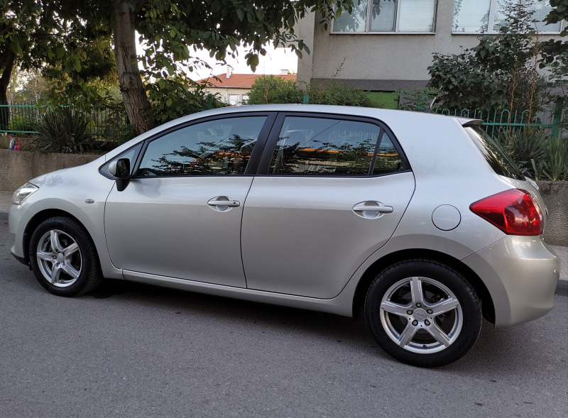 Toyota Auris 1.6 VVTi Газ/Бензин, снимка 5 - Автомобили и джипове - 46679652