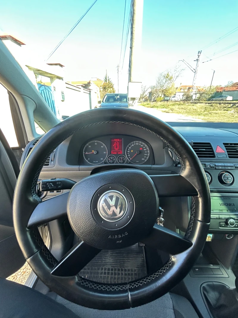 VW Touran, снимка 5 - Автомобили и джипове - 48098930