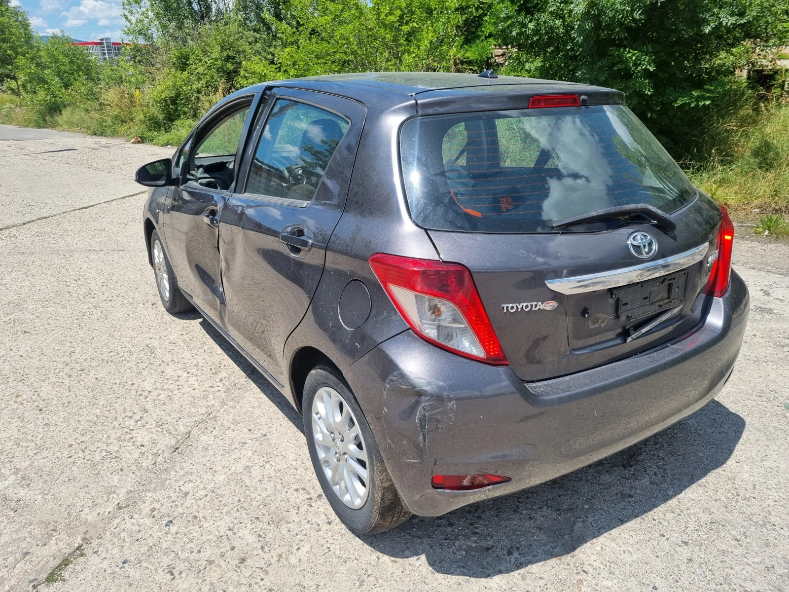 Toyota Yaris 1.0benzin-69ks-2013god - изображение 8