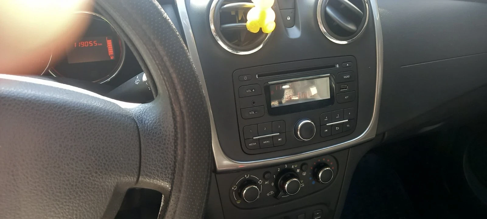 Dacia Sandero 1.2 - изображение 7