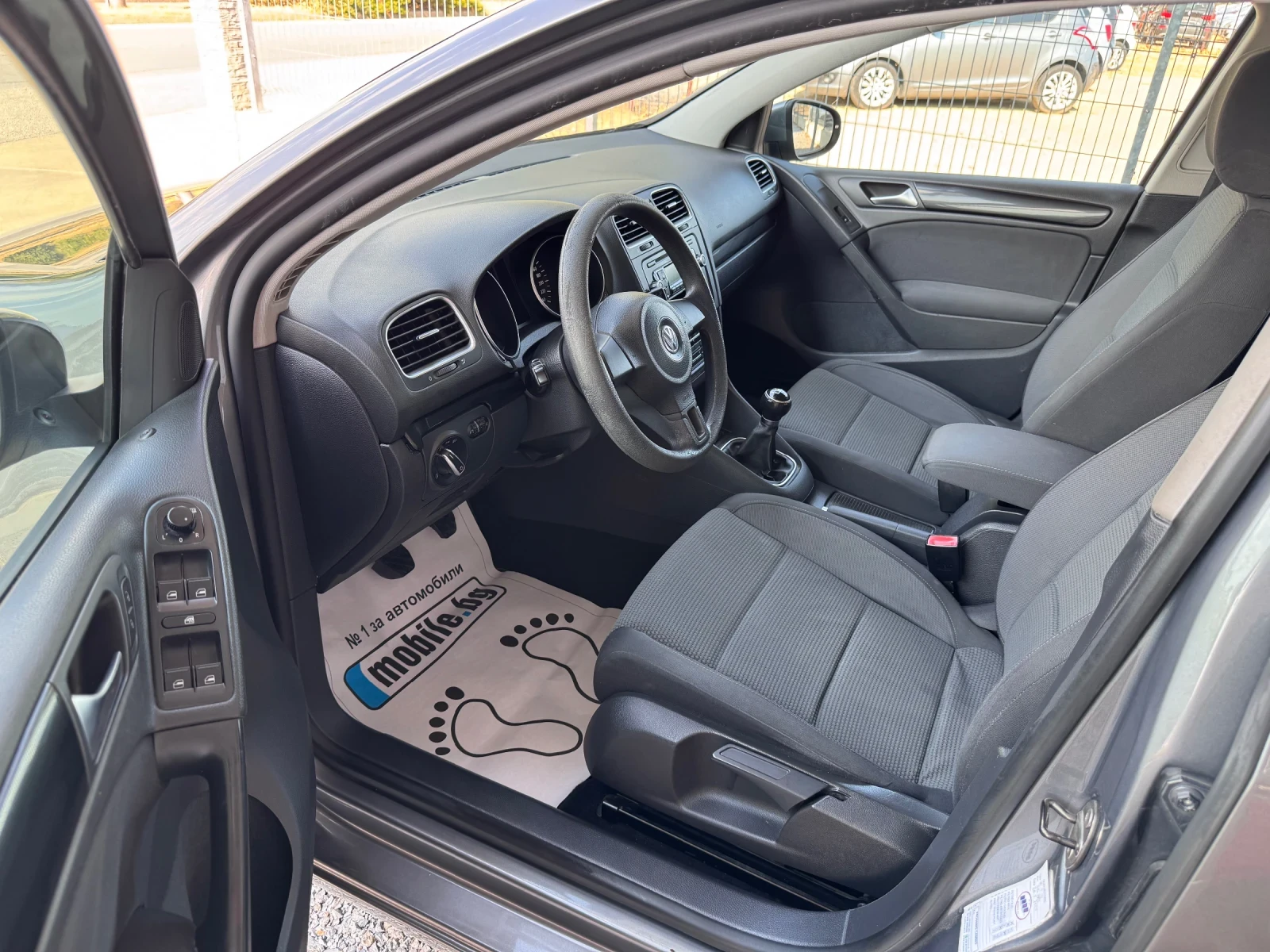VW Golf 1.6TDI 105кс Обслужен* ДВА БРОЯ*  - изображение 10