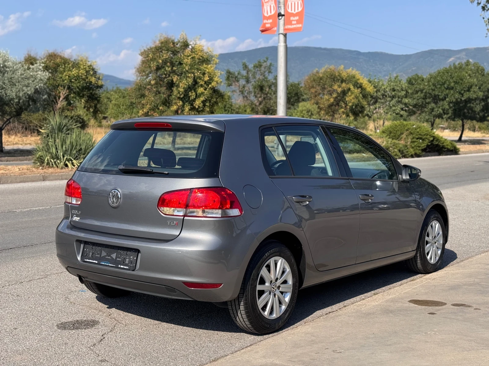 VW Golf 1.6TDI 105кс Обслужен* ДВА БРОЯ*  - изображение 5