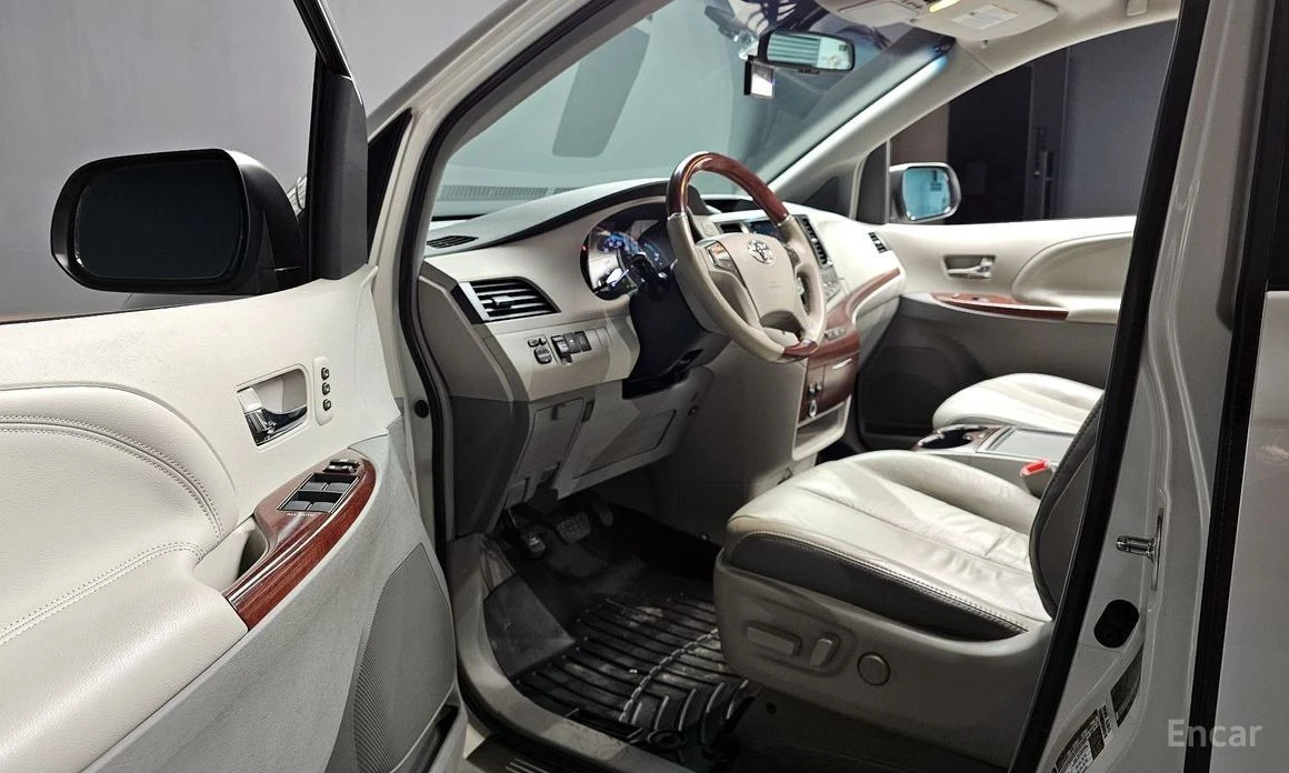 Toyota Sienna, снимка 13 - Автомобили и джипове - 53818770