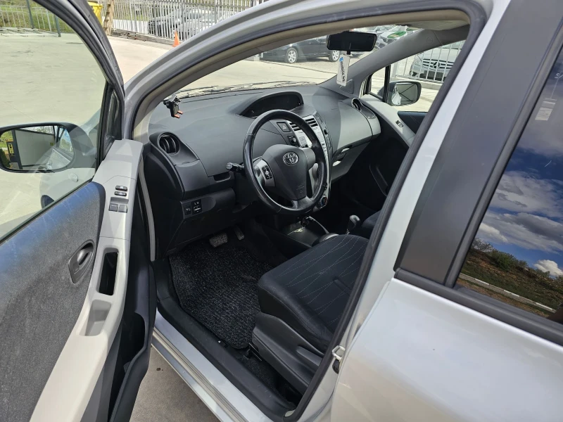 Toyota Yaris 1.33i automat, снимка 7 - Автомобили и джипове - 50596057
