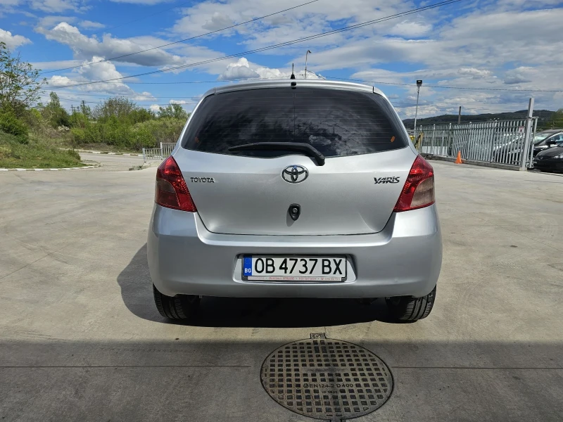 Toyota Yaris 1.33i automat, снимка 5 - Автомобили и джипове - 50596057