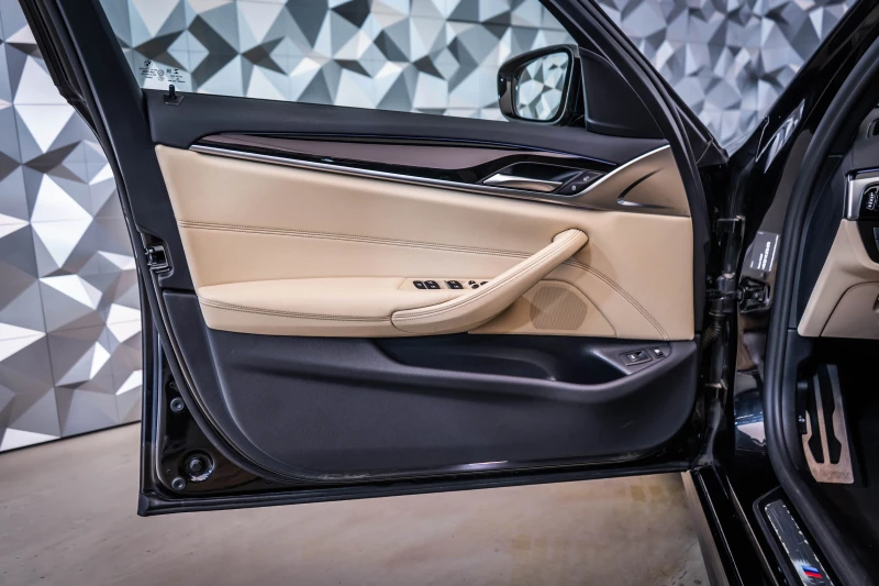 BMW 530 E xDrive Msport* Camera, снимка 7 - Автомобили и джипове - 52157325