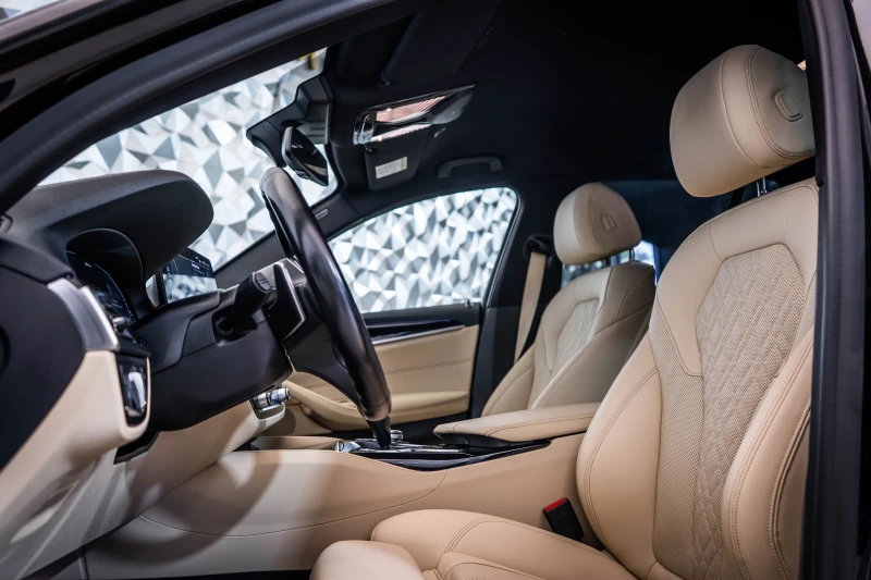 BMW 530 E xDrive Msport* Camera, снимка 13 - Автомобили и джипове - 52157325