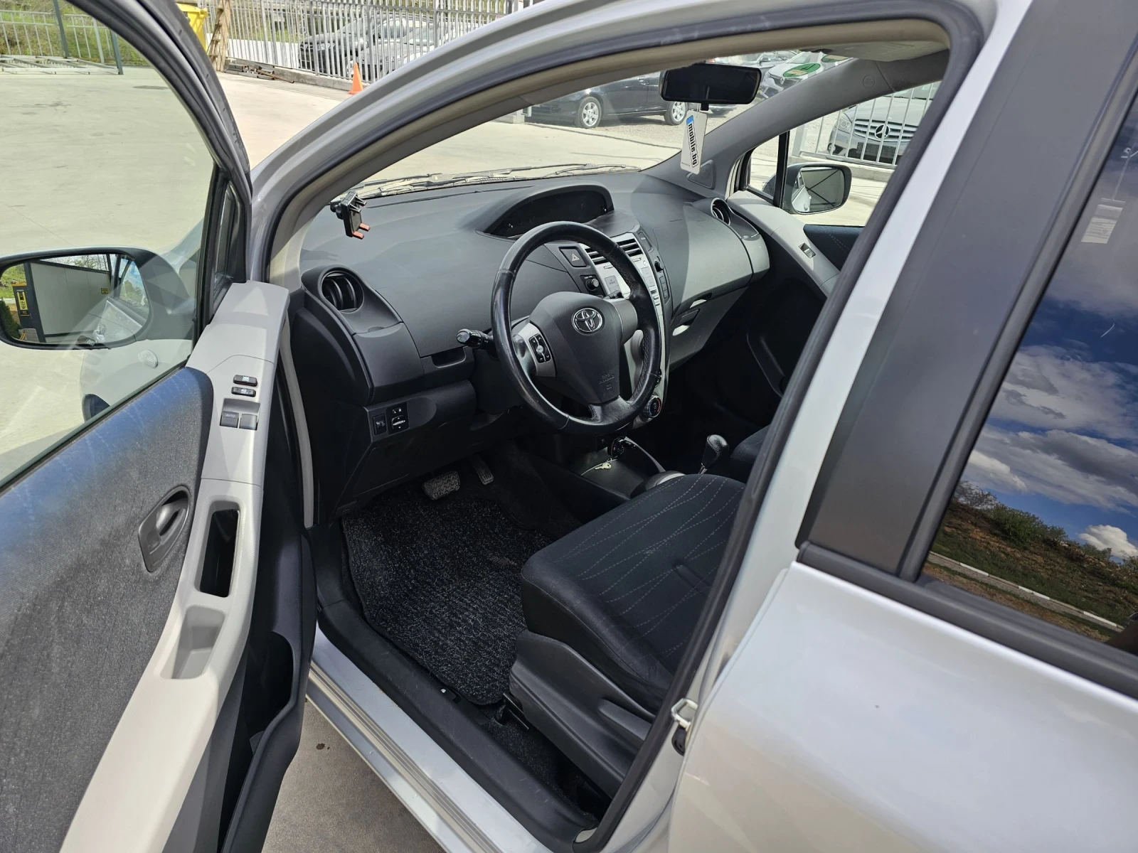 Toyota Yaris 1.33i automat - изображение 7