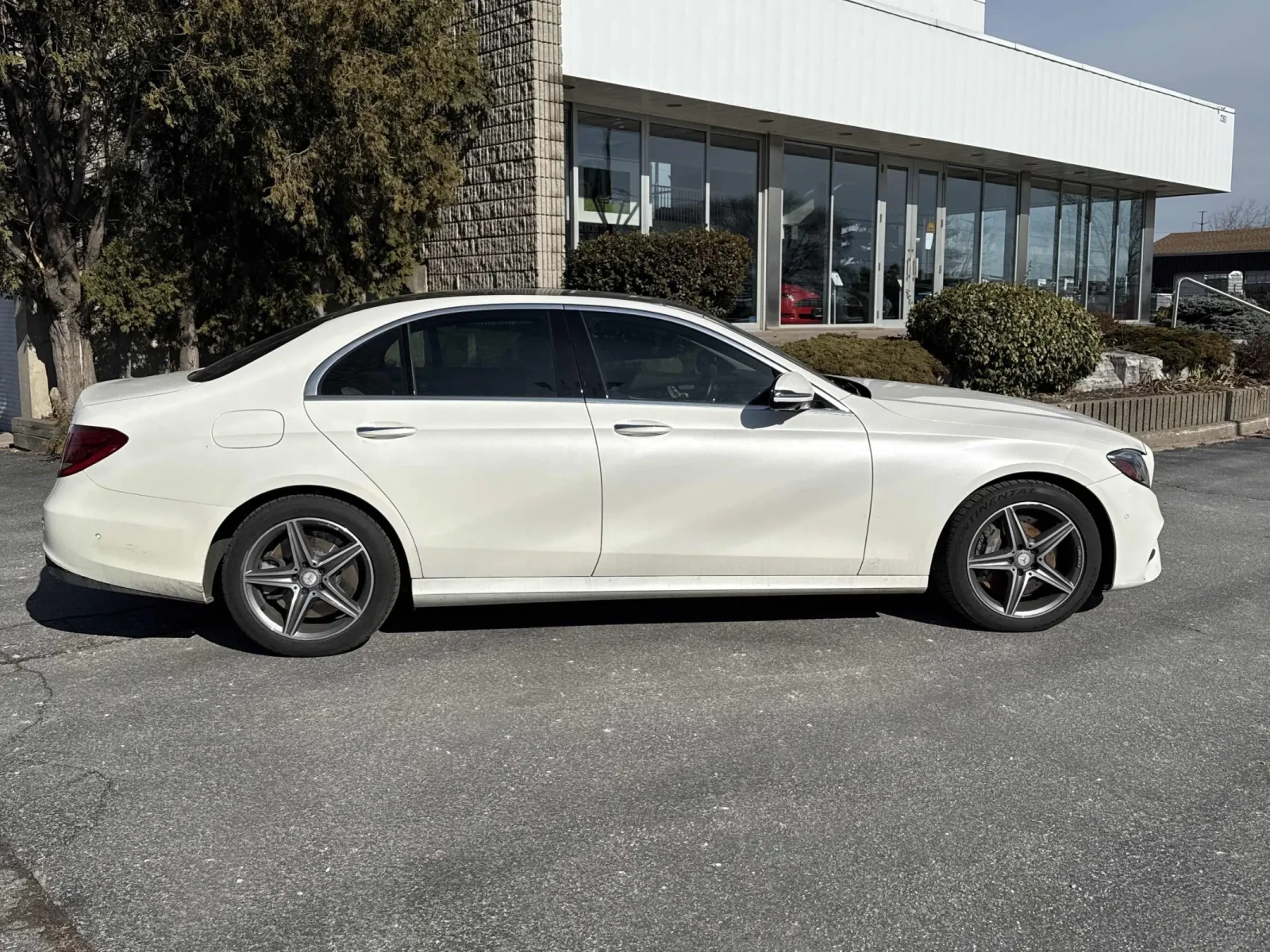 Mercedes-Benz E 400  * * CARFAX * * АВТО КРЕДИТ * * , снимка 3 - Автомобили и джипове - 53832271