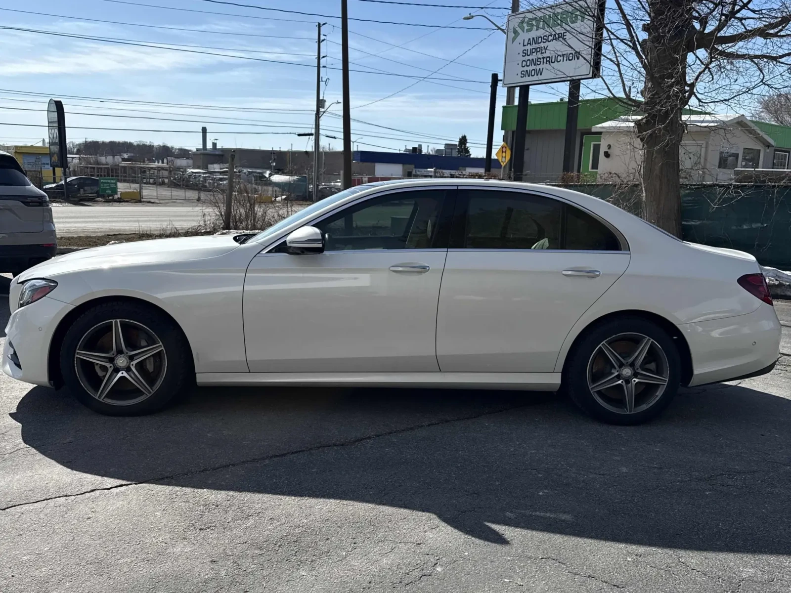 Mercedes-Benz E 400  * * CARFAX * * АВТО КРЕДИТ * * , снимка 4 - Автомобили и джипове - 53832271