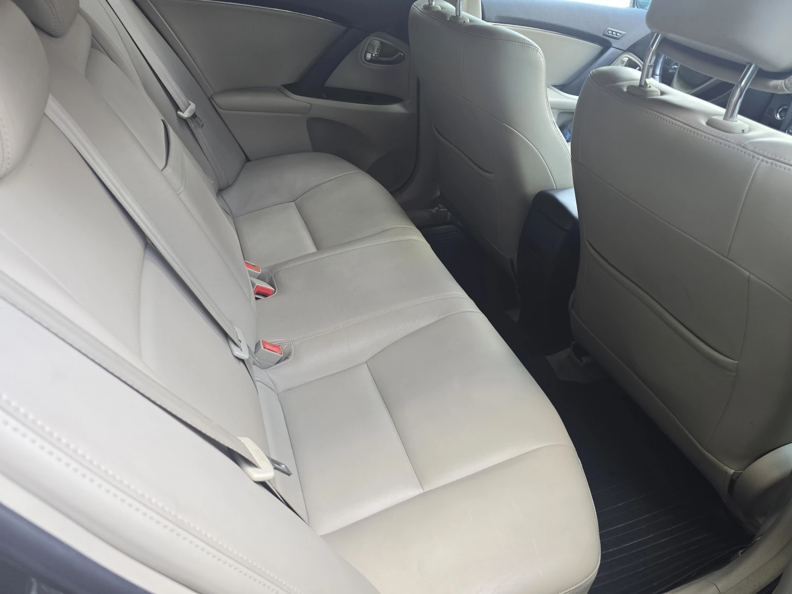 Toyota Avensis 1.8, снимка 17 - Автомобили и джипове - 55204524