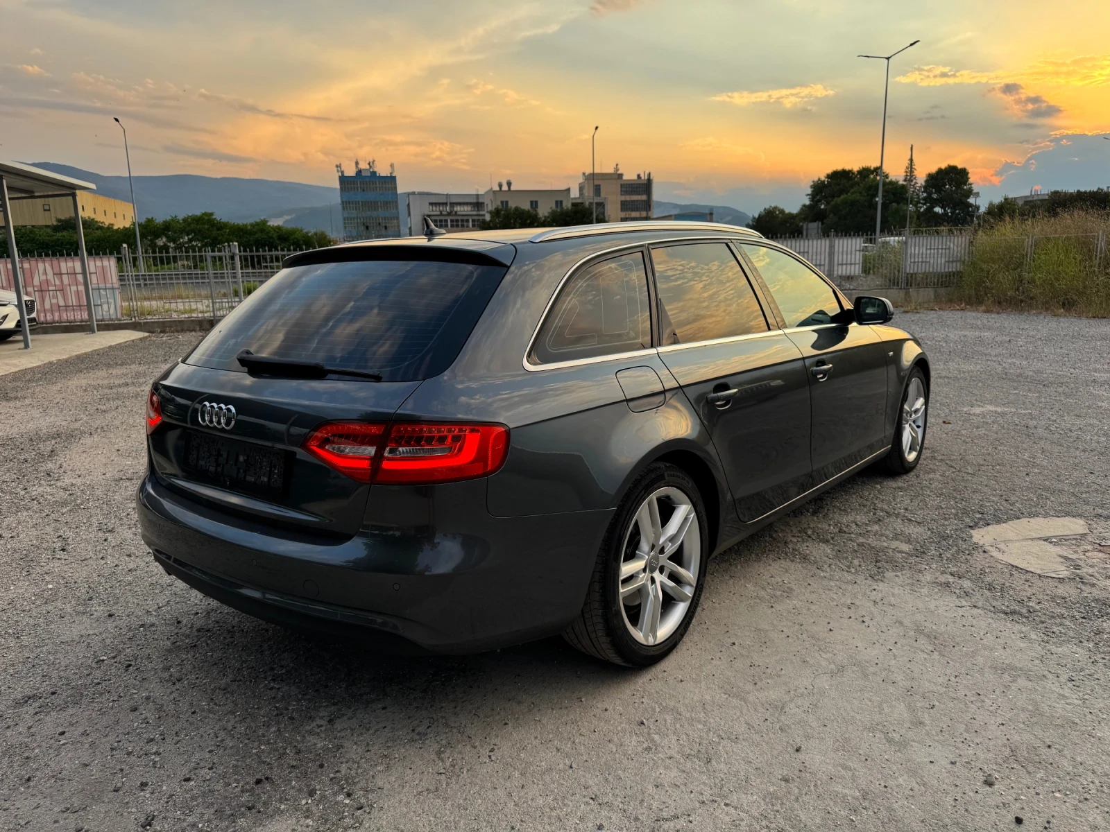 Audi A4 2.0TDI 177к.с Quattro S-line Distronic B&O , снимка 6 - Автомобили и джипове - 55826853