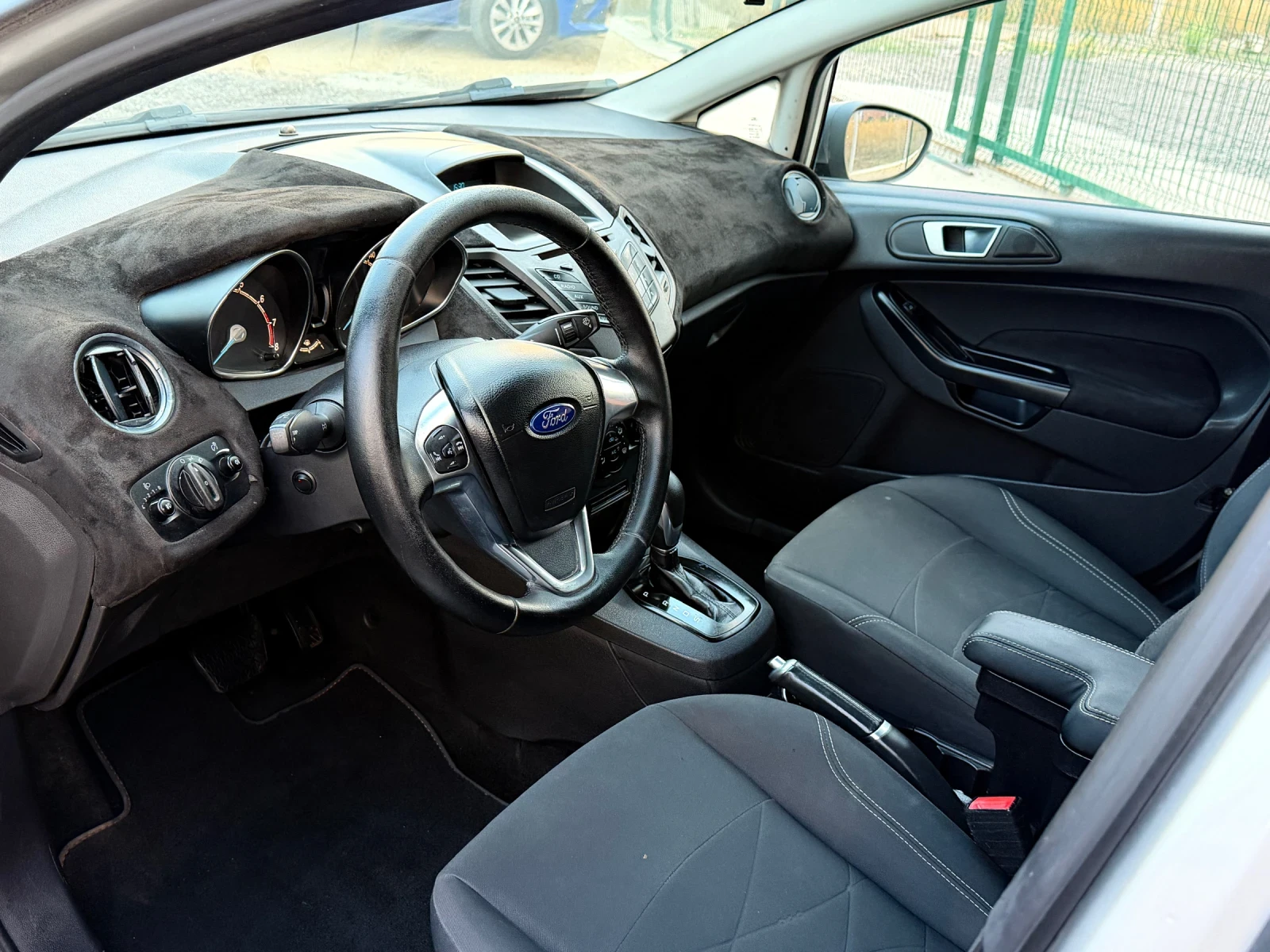 Ford Fiesta Automat / Benzin / Mat , снимка 10 - Автомобили и джипове - 56274849