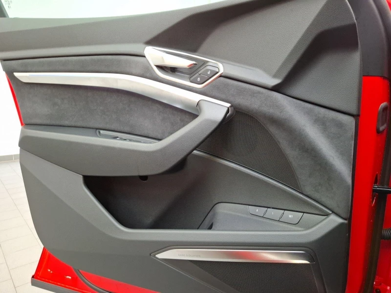 Audi SQ8 E-TRON/SPORTBACK/B&O/MATRIX/HEAD UP/, снимка 8 - Автомобили и джипове - 51413324