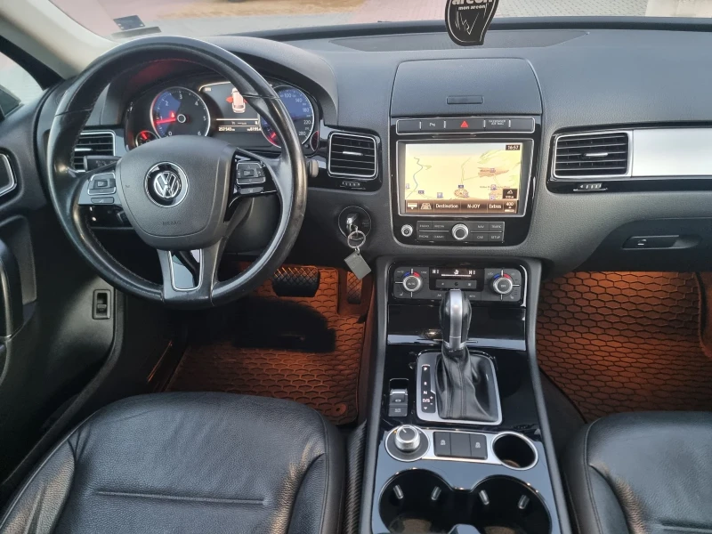 VW Touareg 3.0 TDI , снимка 9 - Автомобили и джипове - 52626060