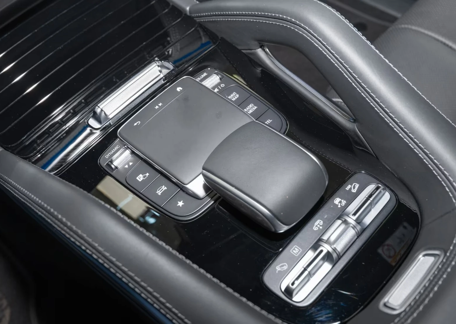 Mercedes-Benz GLE 580 AMG/4-MATIC/FACELIFT/NIGHT/PANO/BURM/360/PANO/ , снимка 12 - Автомобили и джипове - 54066957