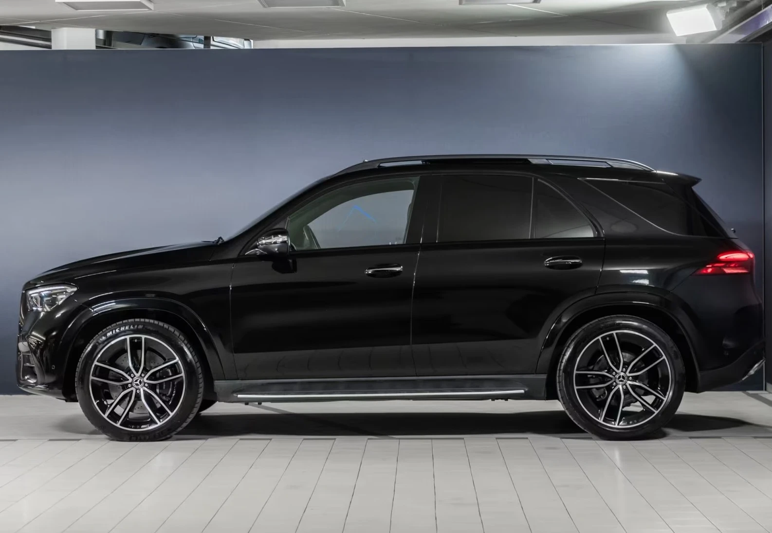 Mercedes-Benz GLE 580 AMG/4-MATIC/FACELIFT/NIGHT/PANO/BURM/360/PANO/ , снимка 2 - Автомобили и джипове - 54066957