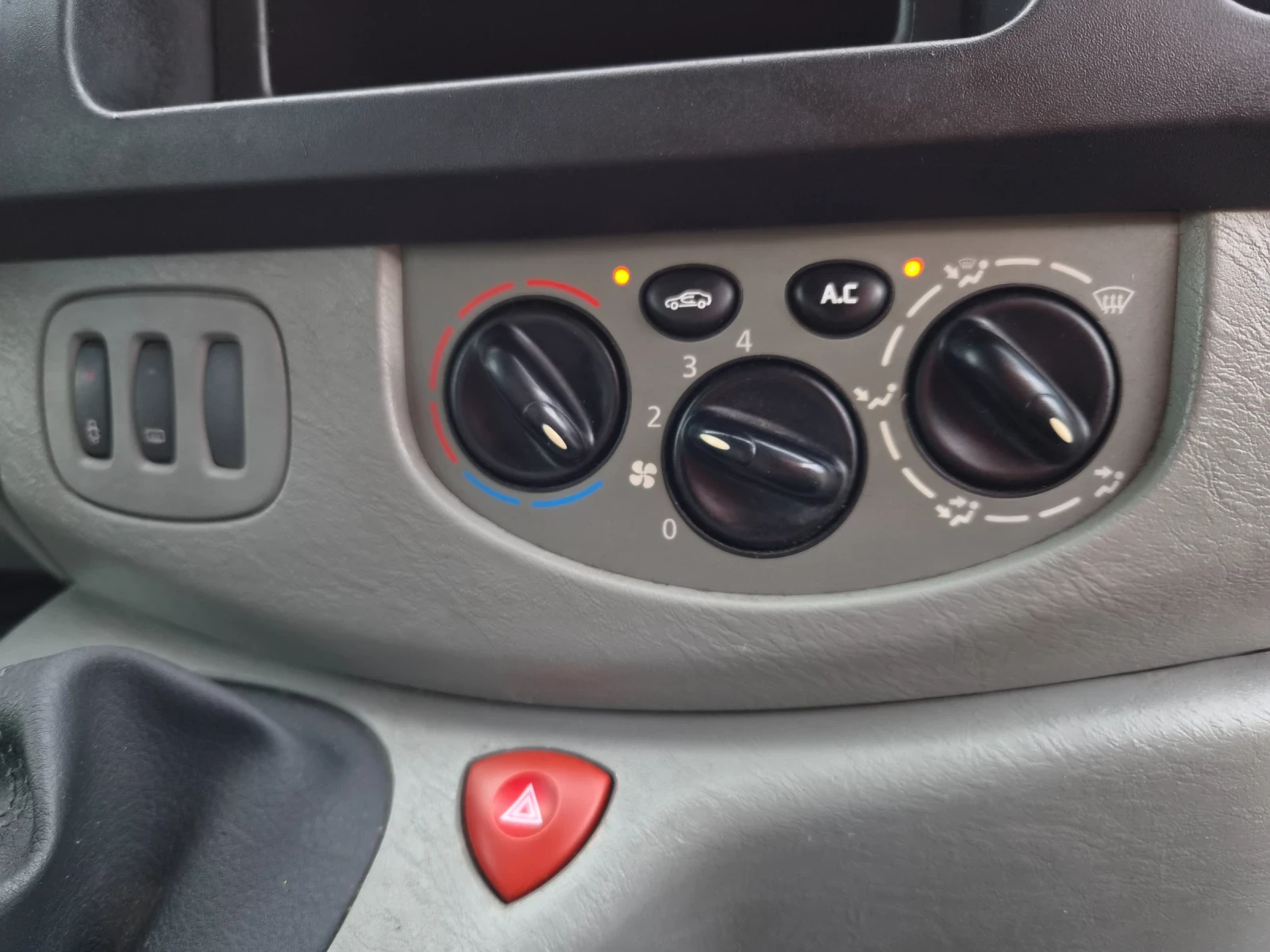 Renault Trafic 1.9DCI* 100k, снимка 12 - Бусове и автобуси - 54882995
