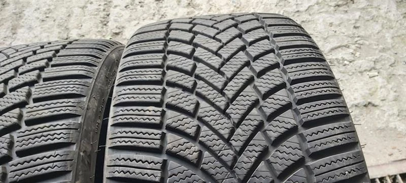 Гуми Зимни 235/35R19, снимка 4 - Гуми и джанти - 35129951