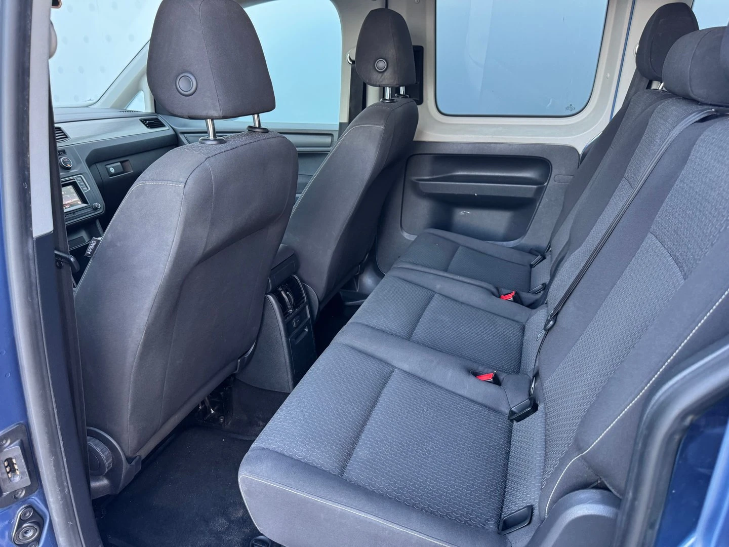 VW Caddy Trendline TGI BMT 7 места - изображение 7